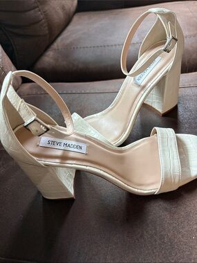Steve Madden Croc-Embossed Cream Block Heel Sandals new size 10